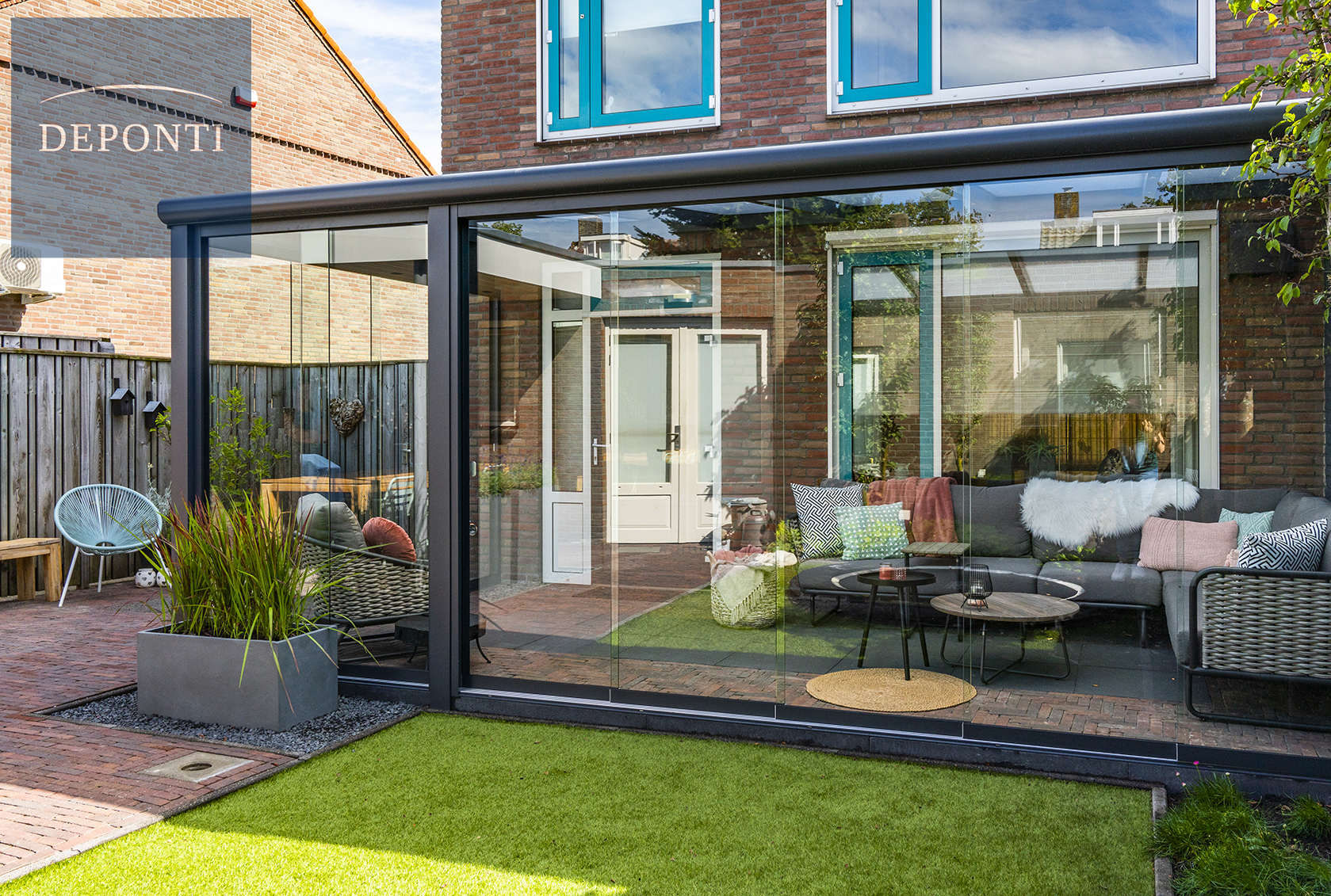 Aluminium veranda with full glass walls